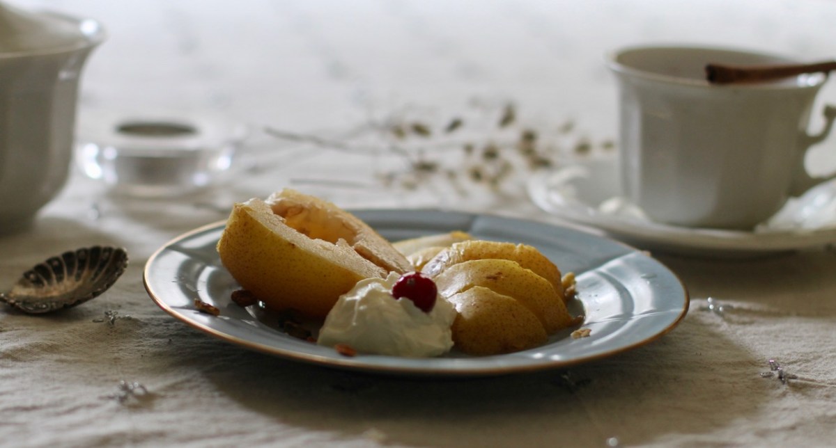 Poached pears and pear autumn&nbsp;drink