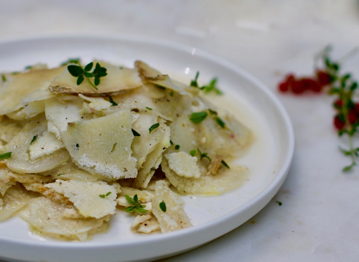 Kohlrabi salad with cheese and&nbsp;thyme