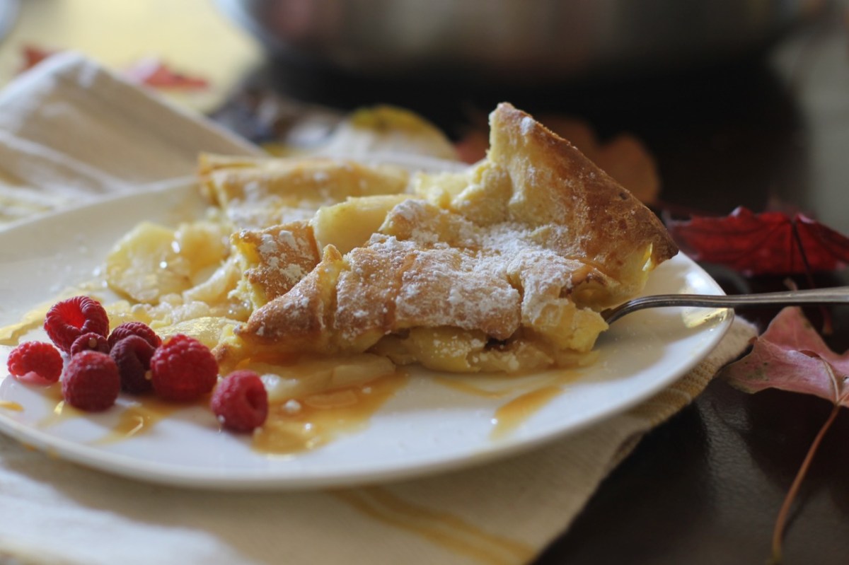 Dutch baby with&nbsp;apples