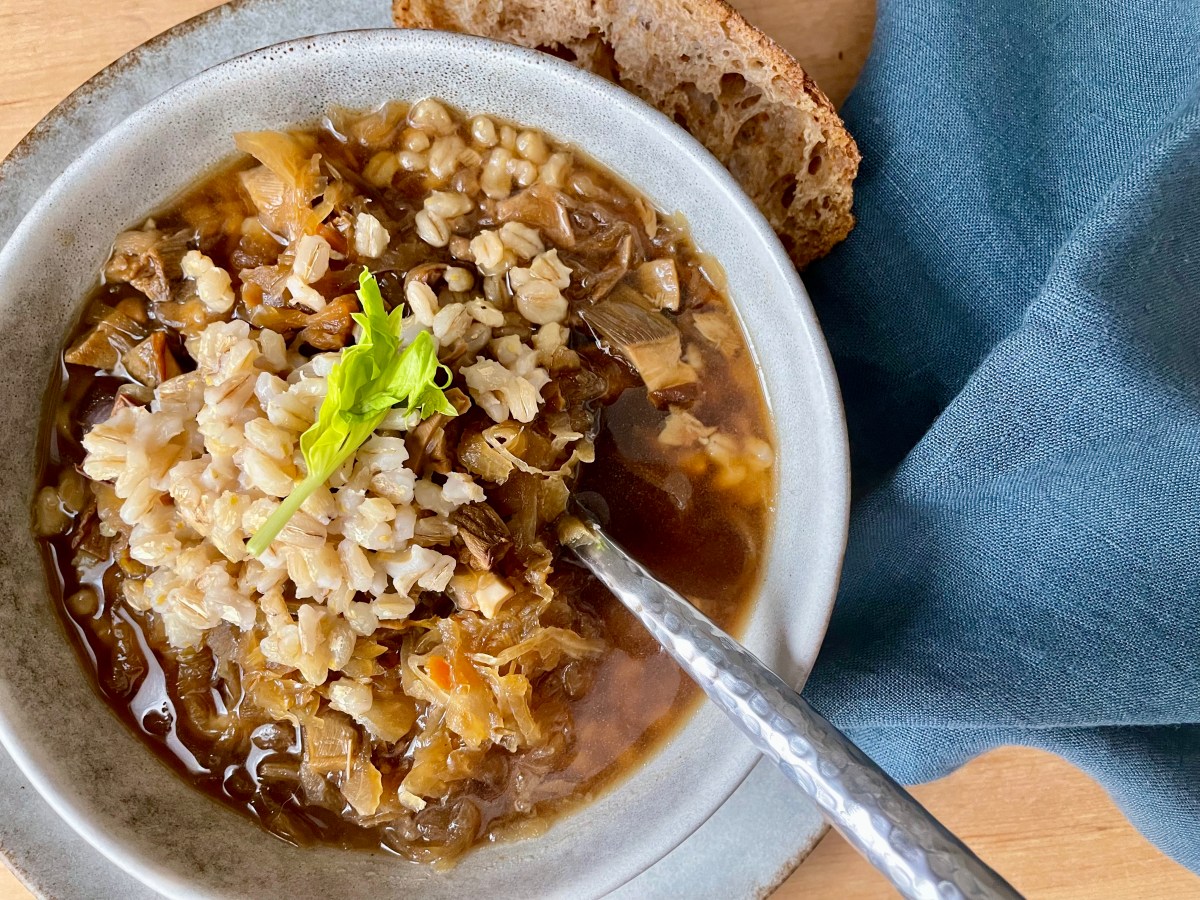 Russian sauerkraut mushroom soup  (Щи) –&nbsp;vegan
