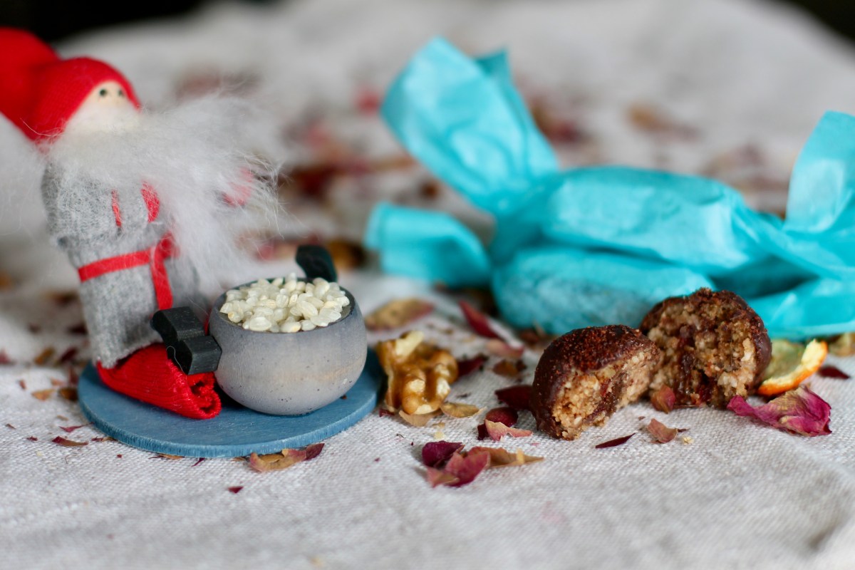 Home-made Christmas bon bons with nuts and raisins (Házi&nbsp;Szaloncukor)